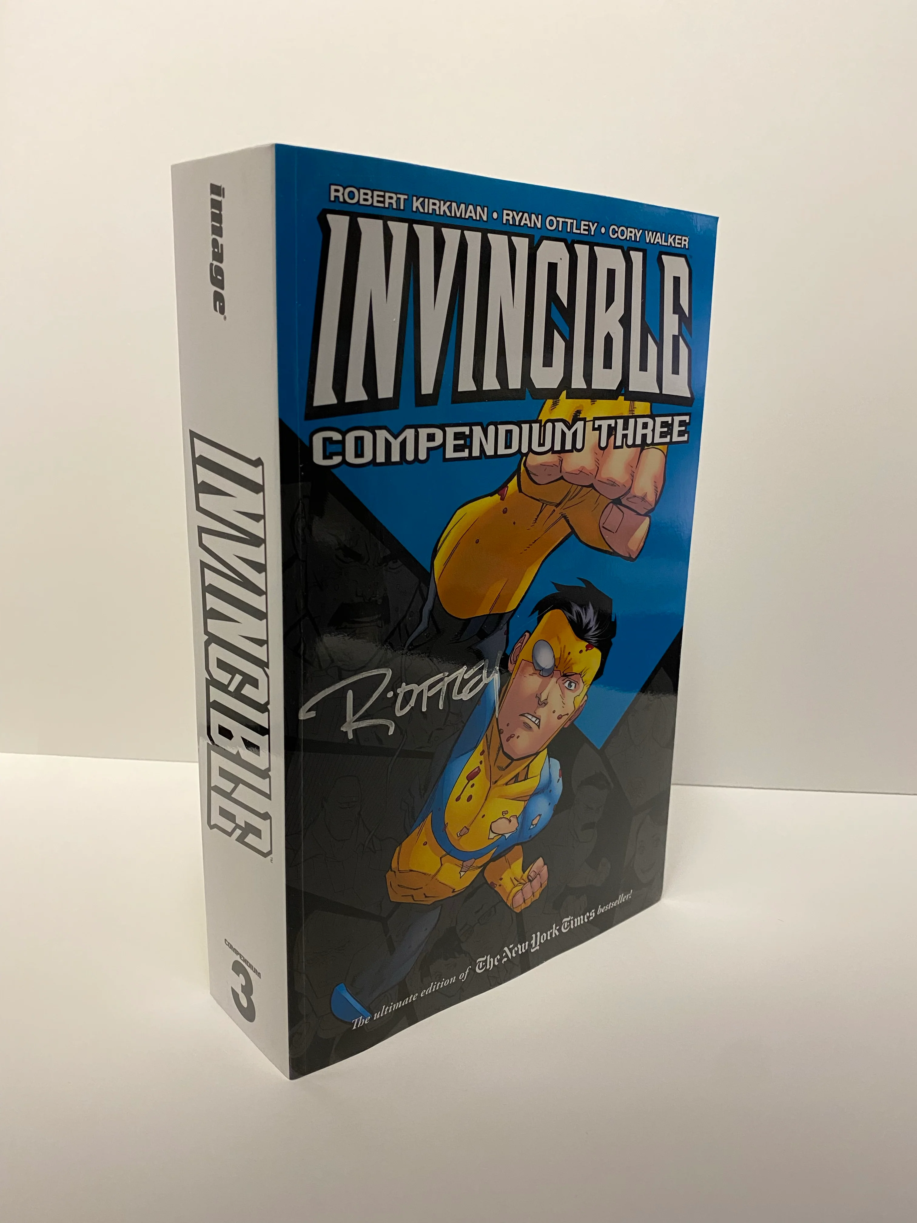 INVINCIBLE COMPENDIUM THREE - Image 3