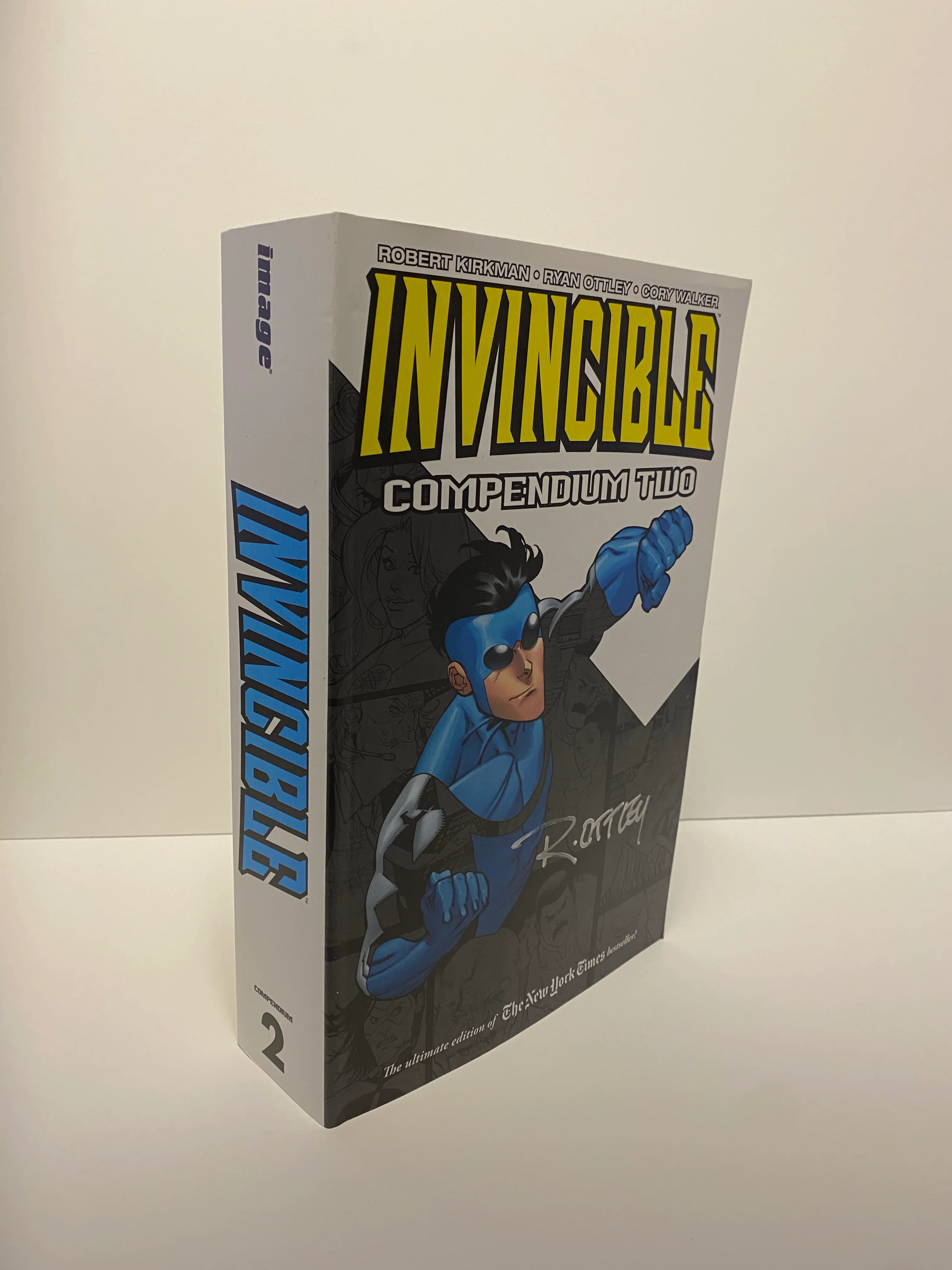 INVINCIBLE COMPENDIUM TWO - Image 3